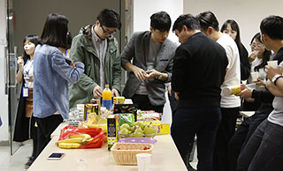 美迪網(wǎng)店培訓(xùn)學(xué)院-老師生日聚會(huì)邊吃邊聊